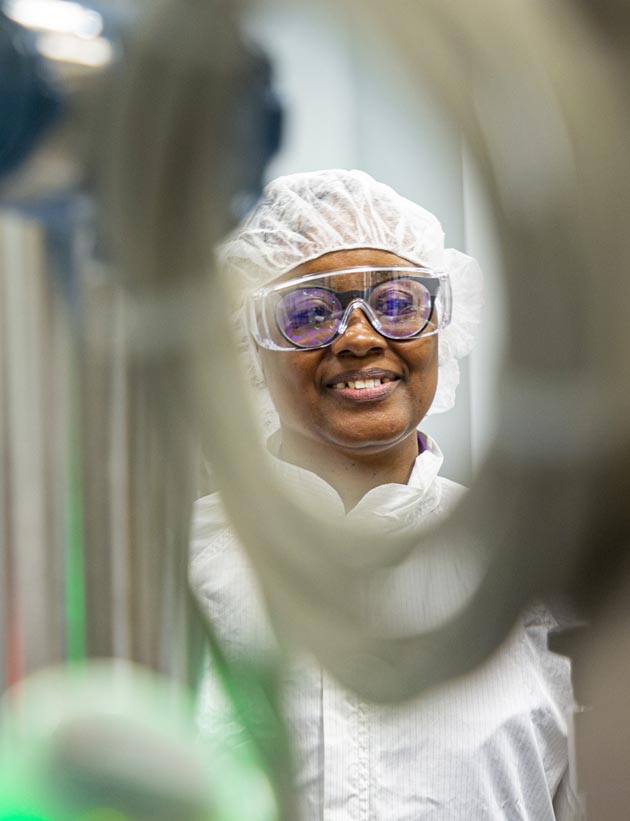 Empleado de Biogen trabajando en un laboratorio