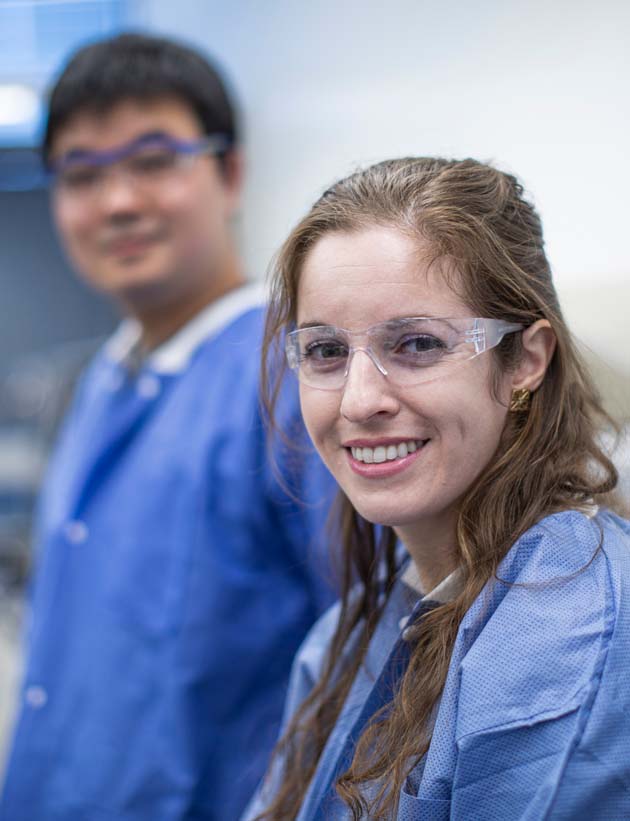 Dos empleados de Biogen en el laboratorio